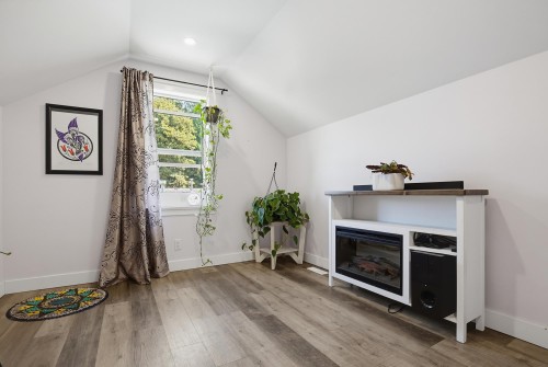 20902 Wicklund Avenue, Maple Ridge, BC - Indoor With Fireplace
