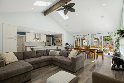 20902 Wicklund Avenue, Maple Ridge, BC - Indoor Photo Showing Living Room