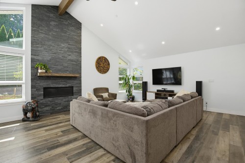 20902 Wicklund Avenue, Maple Ridge, BC - Indoor Photo Showing Living Room With Fireplace