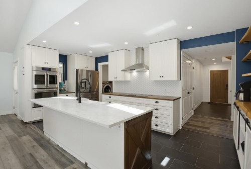 20902 Wicklund Avenue, Maple Ridge, BC - Indoor Photo Showing Kitchen With Upgraded Kitchen