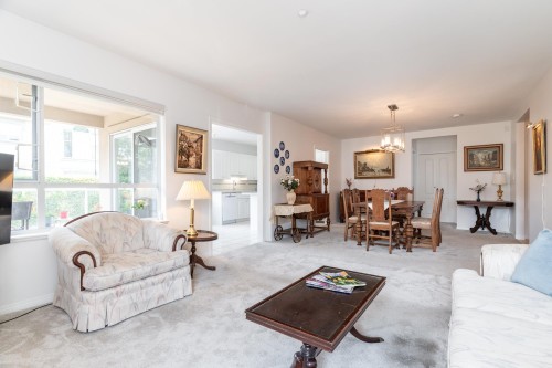 202-1131 55 Street, Delta, BC - Indoor Photo Showing Living Room
