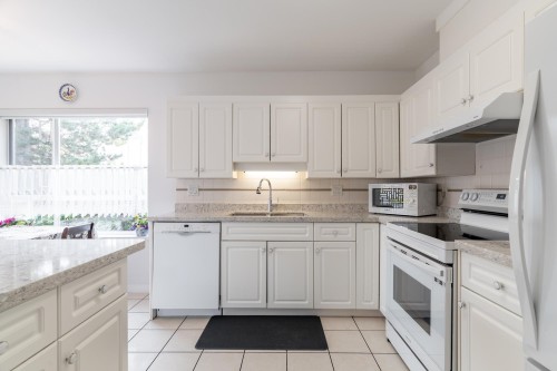 202-1131 55 Street, Delta, BC - Indoor Photo Showing Kitchen