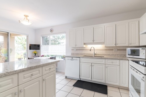 202-1131 55 Street, Delta, BC - Indoor Photo Showing Kitchen