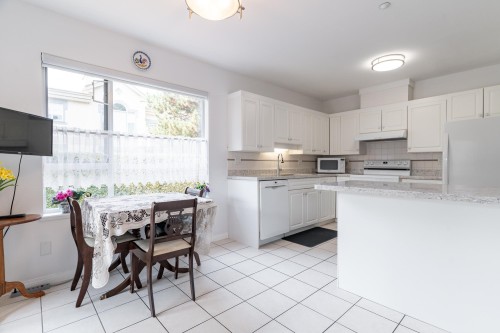 202-1131 55 Street, Delta, BC - Indoor Photo Showing Kitchen