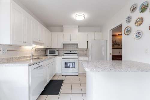 202-1131 55 Street, Delta, BC - Indoor Photo Showing Kitchen With Double Sink