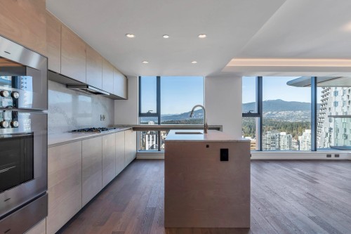 2402-1482 Robson Street, Vancouver, BC - Indoor Photo Showing Kitchen