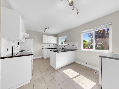 6299 Azure Road, Richmond, BC - Indoor Photo Showing Kitchen