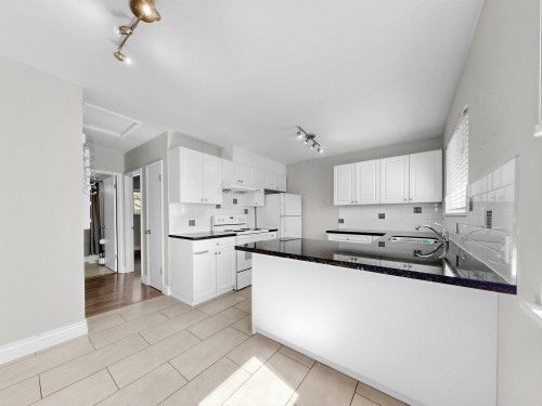 6299 Azure Road, Richmond, BC - Indoor Photo Showing Kitchen
