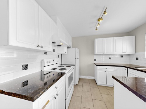 6299 Azure Road, Richmond, BC - Indoor Photo Showing Kitchen