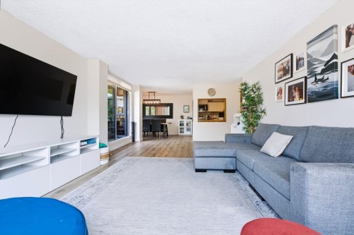 408-1350 View Crescent, Delta, BC - Indoor Photo Showing Living Room
