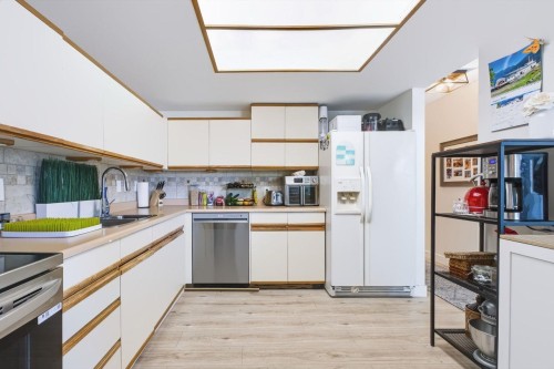 408-1350 View Crescent, Delta, BC - Indoor Photo Showing Kitchen