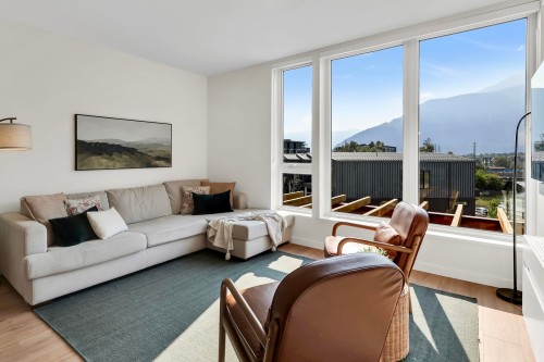 313-1506 Scott Crescent, Squamish, BC - Indoor Photo Showing Living Room