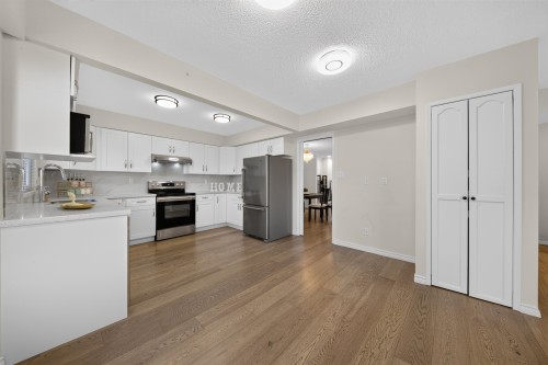 8580 Dakota Place, Richmond, BC - Indoor Photo Showing Kitchen