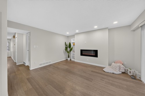 8580 Dakota Place, Richmond, BC - Indoor With Fireplace