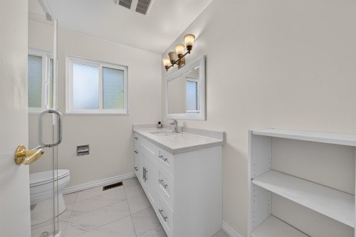 8580 Dakota Place, Richmond, BC - Indoor Photo Showing Bathroom