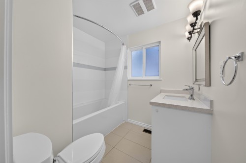 8580 Dakota Place, Richmond, BC - Indoor Photo Showing Bathroom
