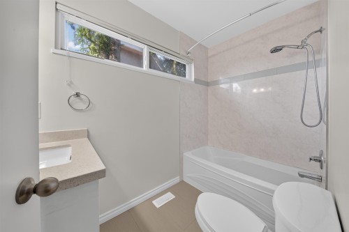 8580 Dakota Place, Richmond, BC - Indoor Photo Showing Bathroom