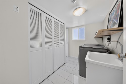 8580 Dakota Place, Richmond, BC - Indoor Photo Showing Laundry Room