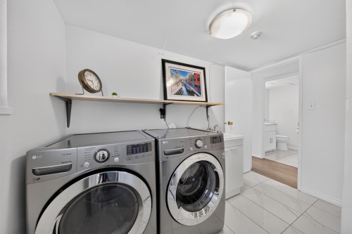 8580 Dakota Place, Richmond, BC - Indoor Photo Showing Laundry Room
