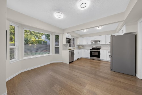 8580 Dakota Place, Richmond, BC - Indoor Photo Showing Kitchen
