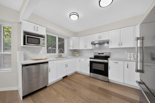 8580 Dakota Place, Richmond, BC - Indoor Photo Showing Kitchen With Upgraded Kitchen