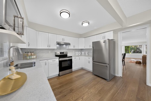 8580 Dakota Place, Richmond, BC - Indoor Photo Showing Kitchen With Double Sink With Upgraded Kitchen