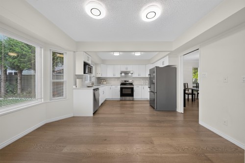 8580 Dakota Place, Richmond, BC - Indoor Photo Showing Kitchen