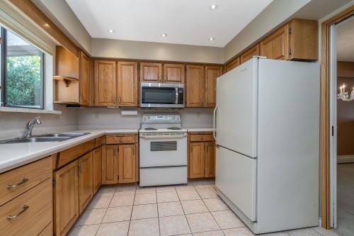 571 Berry Street, Coquitlam, BC - Indoor Photo Showing Kitchen With Double Sink