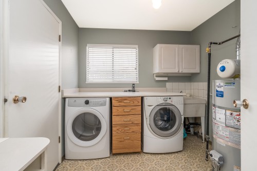 571 Berry Street, Coquitlam, BC - Indoor Photo Showing Laundry Room