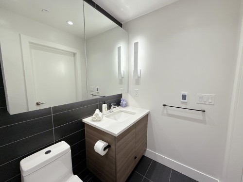 321-3438 Sawmill Crescent, Vancouver, BC - Indoor Photo Showing Bathroom