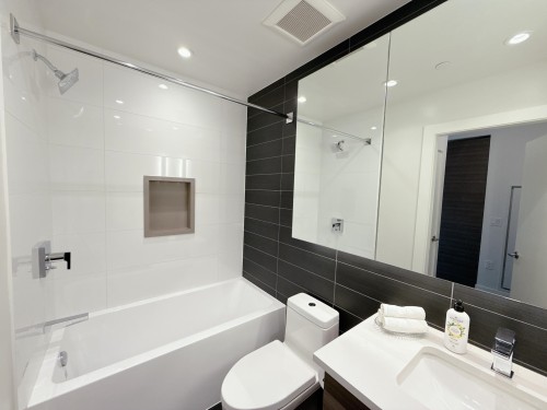 321-3438 Sawmill Crescent, Vancouver, BC - Indoor Photo Showing Bathroom