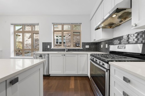 3318 Mt Seymour Parkway, North Vancouver, BC - Indoor Photo Showing Kitchen With Upgraded Kitchen