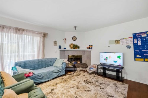 11936 236 Street, Maple Ridge, BC - Indoor Photo Showing Living Room