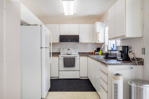 5728 Trail Avenue, Sechelt, BC - Indoor Photo Showing Kitchen