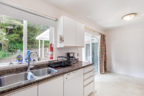 5728 Trail Avenue, Sechelt, BC - Indoor Photo Showing Kitchen With Double Sink