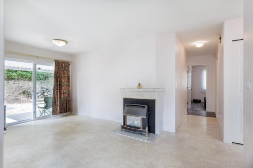 5728 Trail Avenue, Sechelt, BC - Indoor Photo Showing Living Room With Fireplace