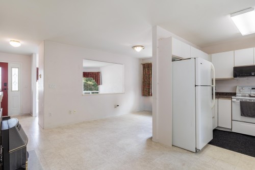 5728 Trail Avenue, Sechelt, BC - Indoor Photo Showing Kitchen