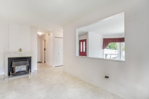 5728 Trail Avenue, Sechelt, BC - Indoor Photo Showing Living Room With Fireplace