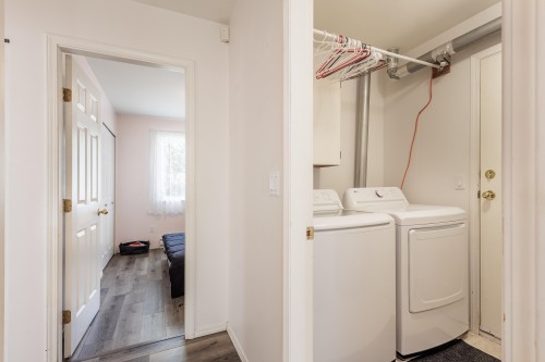 5728 Trail Avenue, Sechelt, BC - Indoor Photo Showing Laundry Room