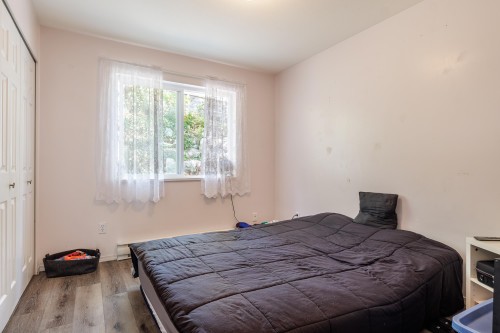 5728 Trail Avenue, Sechelt, BC - Indoor Photo Showing Bedroom