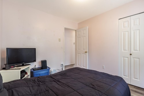 5728 Trail Avenue, Sechelt, BC - Indoor Photo Showing Bedroom