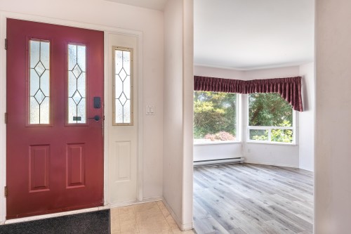 5728 Trail Avenue, Sechelt, BC - Indoor Photo Showing Other Room