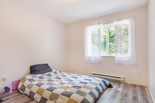 5728 Trail Avenue, Sechelt, BC - Indoor Photo Showing Bedroom