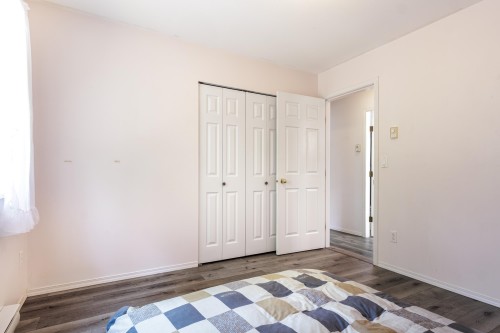 5728 Trail Avenue, Sechelt, BC - Indoor Photo Showing Bedroom