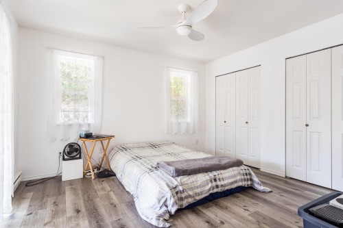 5728 Trail Avenue, Sechelt, BC - Indoor Photo Showing Bedroom