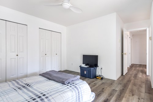 5728 Trail Avenue, Sechelt, BC - Indoor Photo Showing Bedroom
