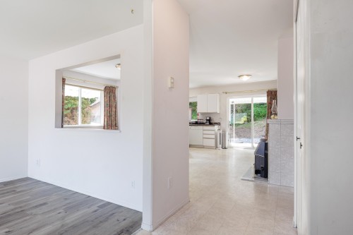 5728 Trail Avenue, Sechelt, BC - Indoor Photo Showing Other Room