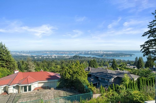 1424 Sandhurst Place, West Vancouver, BC - Outdoor With View