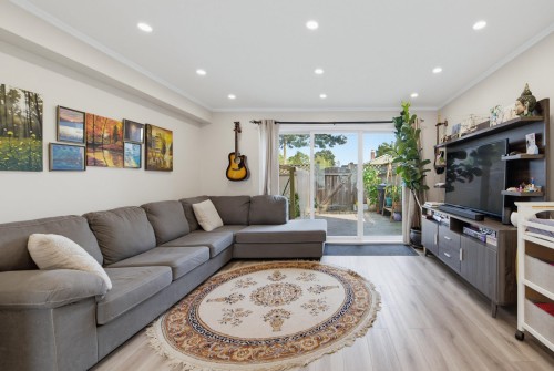 16-4959 57 Street, Delta, BC - Indoor Photo Showing Living Room