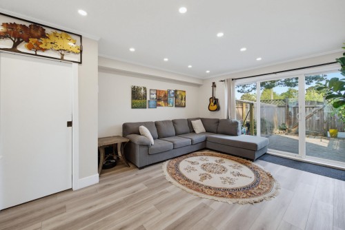 16-4959 57 Street, Delta, BC - Indoor Photo Showing Living Room